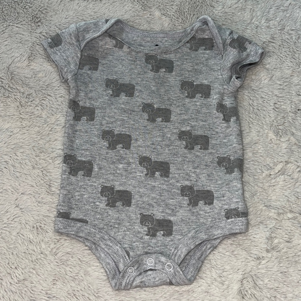(3 for $10) canadiana bear print gray 0-3 month gender neutral bodysuit 🐻